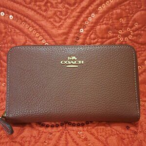 women's coach zipper wallet, pre-loved and in great condition.